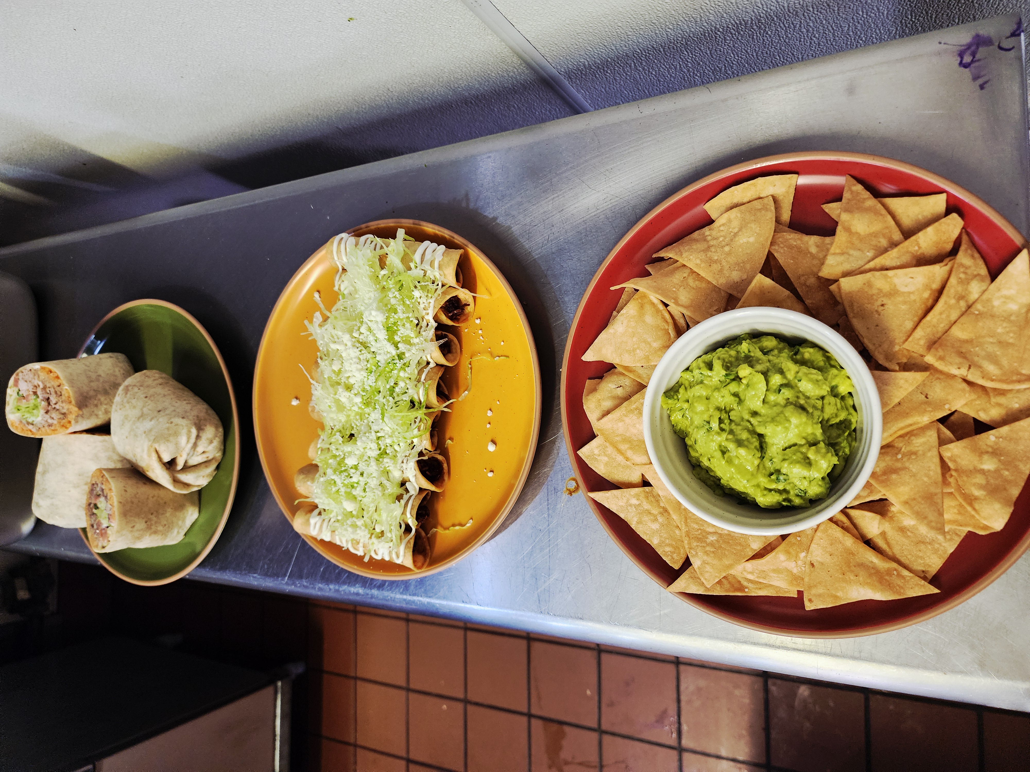 Chips con guacamole y flautas — antojitos en Los Cuatro Soles Philadelphia